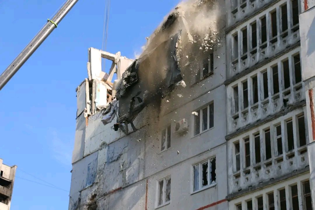 Спасатели разобрали опасные конструкции пострадавшей харьковской многоэтажки